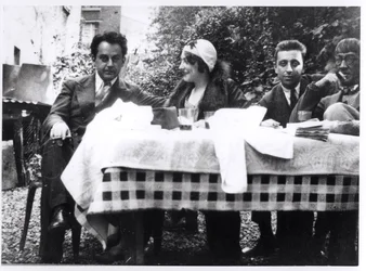Man Ray (1890-1976) Madeline Ansbach, Robert Desnos (1900-45) und Leonard Foujita (1886-1968) ca. 1930